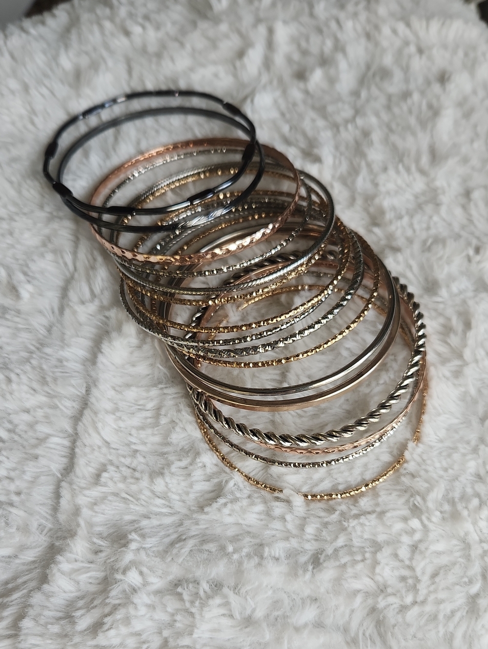 17 Pieces Mixed Metal Womens Bangle Bracelet Set - Gold, Rose Gold, Silver